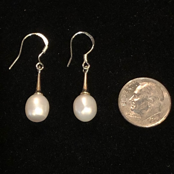 ❇️SALE 2/$20❇️ Dainty Genuine White Pearl Earrings - Picture 3 of 4
